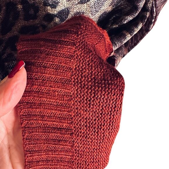 Alberto Malaki Leopard High School/ Low Sweater. Size M - Picture 3 of 4